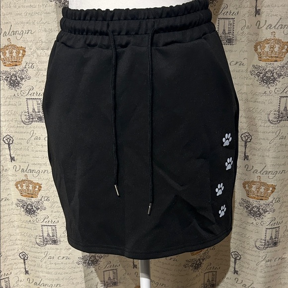 Dresses & Skirts - Black Skirt with Paw Print Design with pockets new size medium